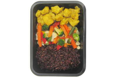 riso nero con pollo curry e verdure miste